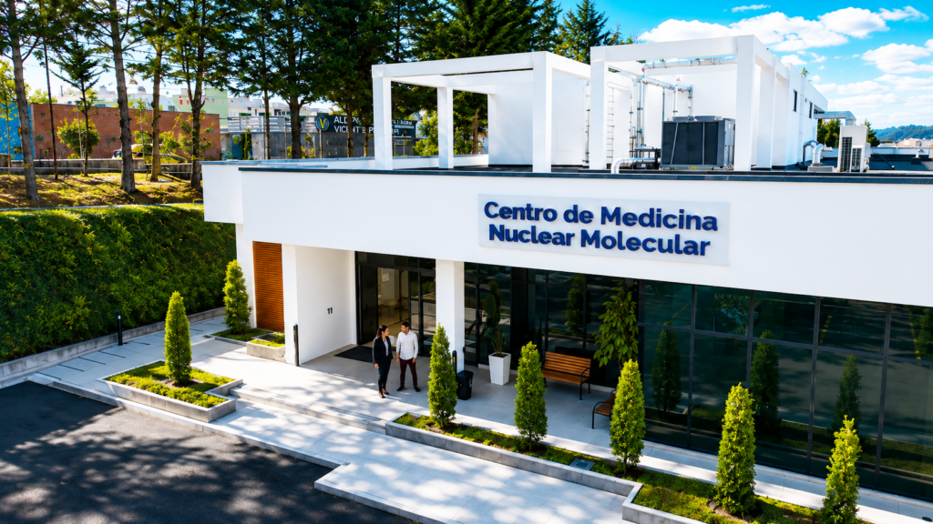 Vista aérea del Centro de Medicina Nuclear Molecular de SOLCA Quito.