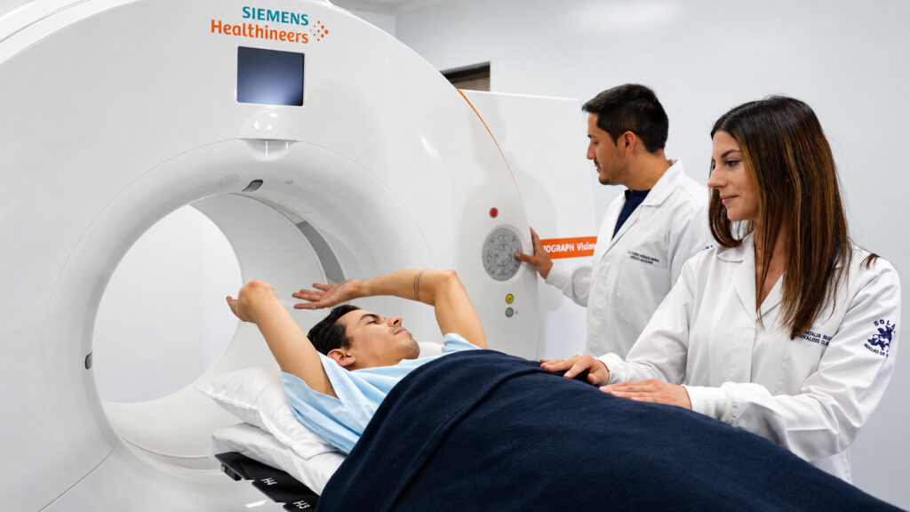 Profesionales del Centro de Medicina Nuclear Molecular SOLCA Quito