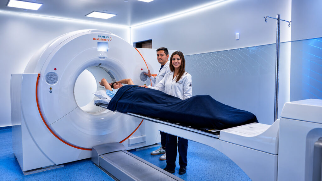 Especialistas del Centro de Medicina Nuclear Molecular de SOLCA Quito brindando atención personalizada antes de un estudio PET/CT