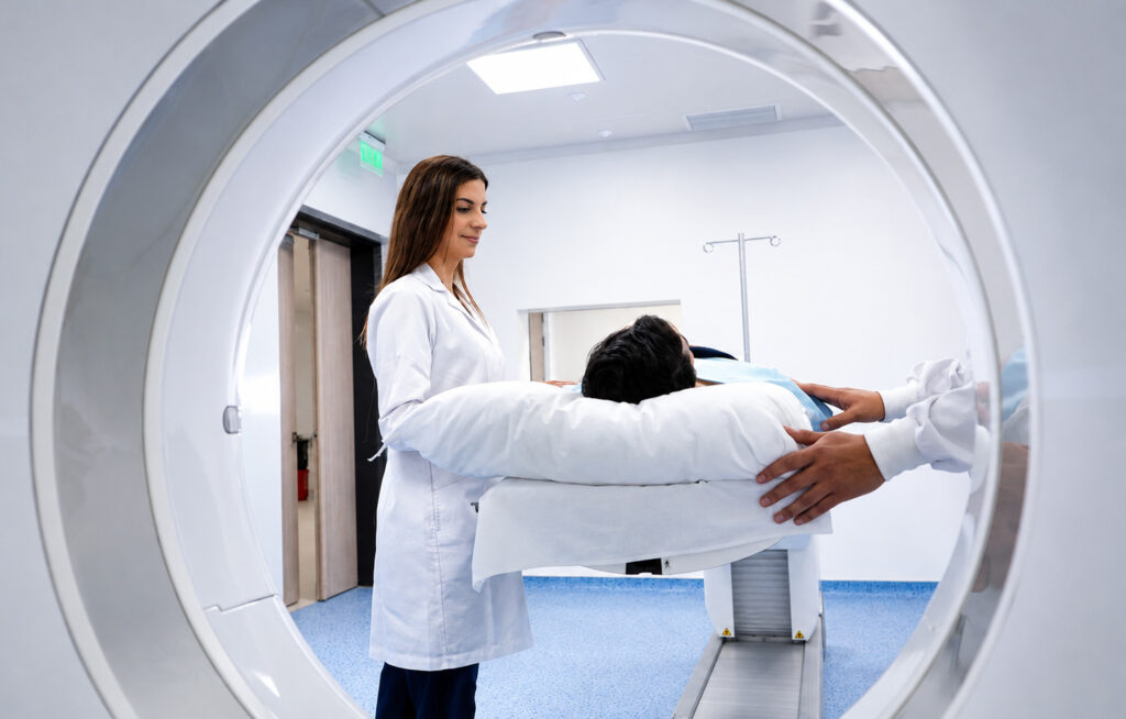 Paciente durante estudio PET CT PSMA para cáncer de próstata