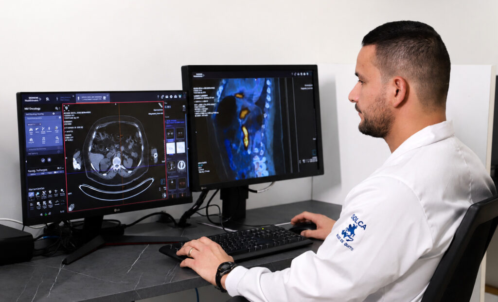 Especialista trabajando en diagnóstico e investigación de Medicina Nuclear en Ecuador