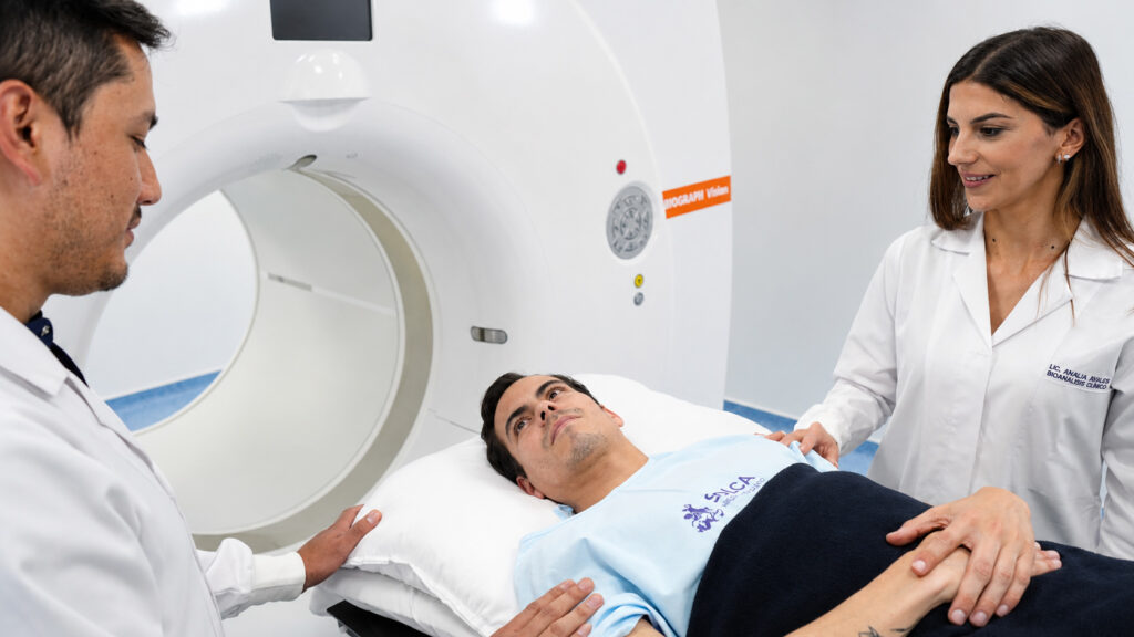 Equipo especializado realizando un estudio PET CT de medicina nuclear.